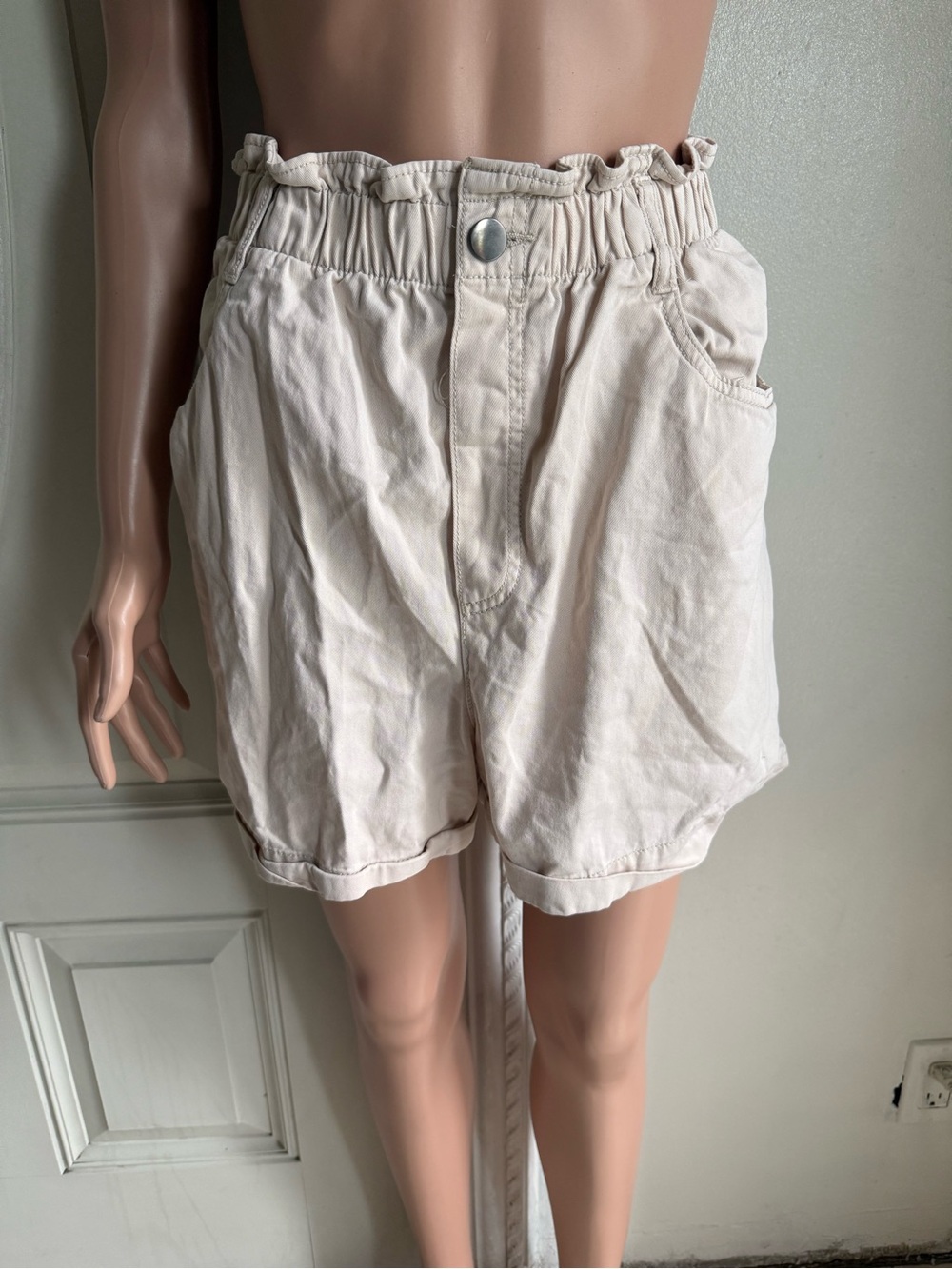 H&M Elastic Waist High-Rise paperbag Shorts - Cream size L